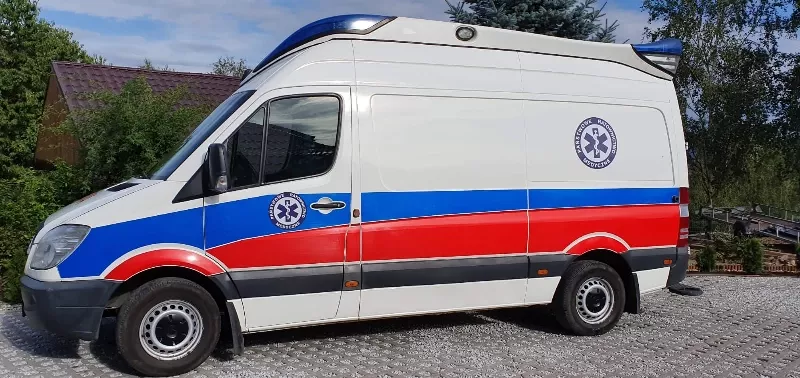 biały ambulans medyczny